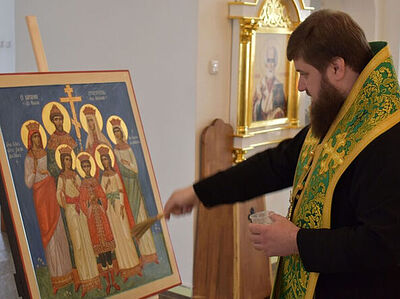 Епископ Енисейский и Лесосибирский Игнатий освятил икону Царственных страстотерпцов