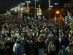 Celebrating the Royal Martyrs: 45,000 join in Liturgy and nighttime procession