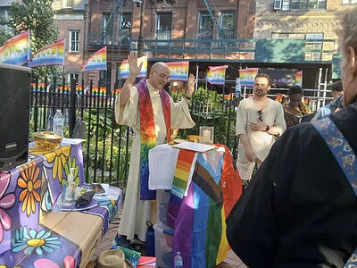В Нью-Йорке католический священник отслужил “ЛГБТ-Мессу”