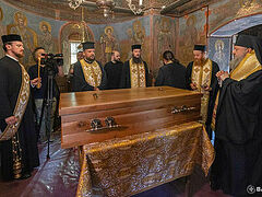 Exhumation of relics of Sts. Dumitru Stăniloae and Sofian (Boghiu)