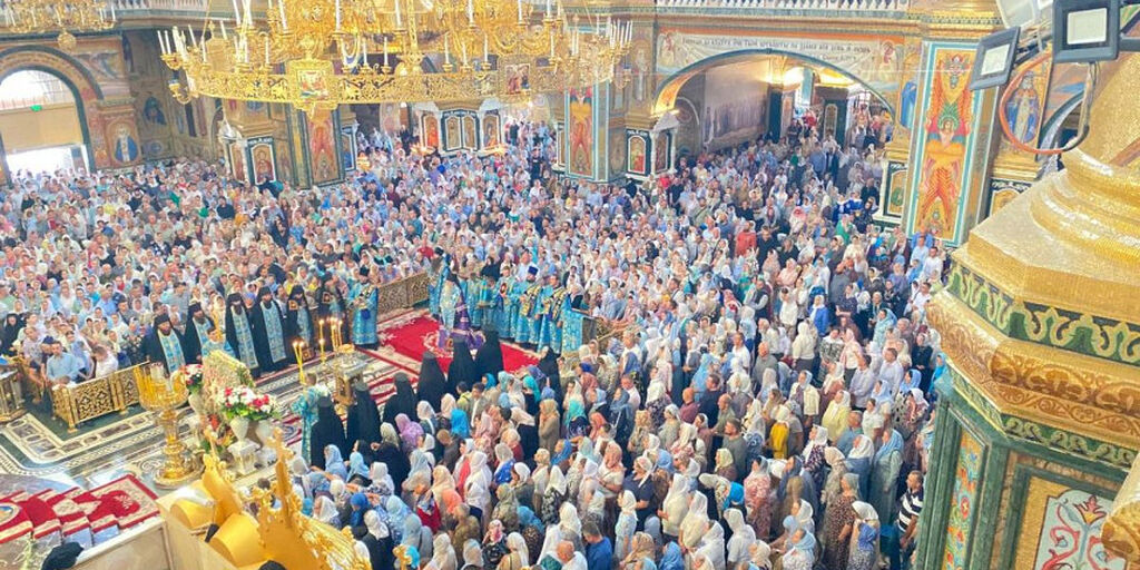 Χιλιάδες πιστοί της Ουκρανικής Εκκλησίας τίμησαν την εικόνα της Παναγίας του Ποτσάεφ