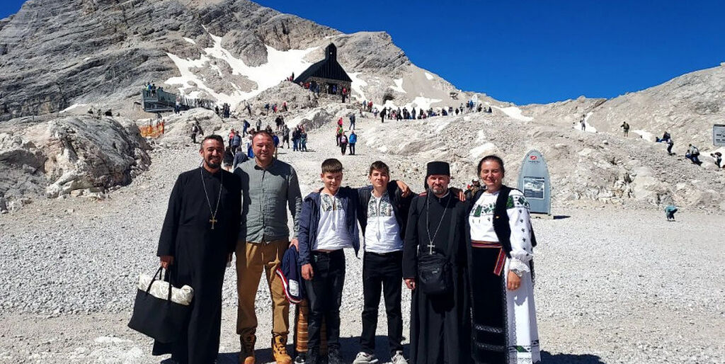 Ρουμάνοι ιερείς τέλεσαν Θεία λειτουργία σε ορεινή κορυφή των Άλπεων