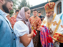 Metropolitan Onuphry gives backpacks to 300 children from displaced families