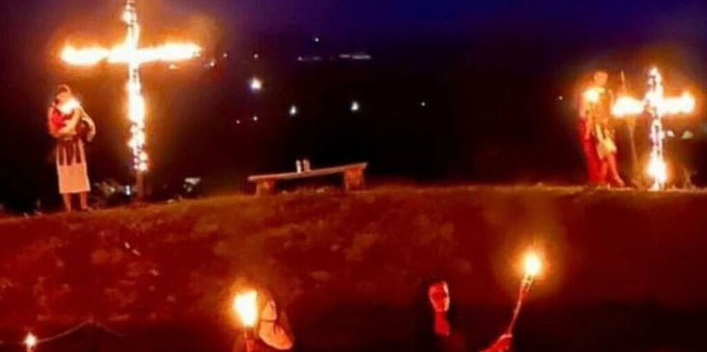 Στην πυρά η χριστιανική κληρονομιά στο Κοσσυφοπέδιο – Έκαψαν τρεις σταυρούς στο φεστιβάλ της Ουλπιάνα