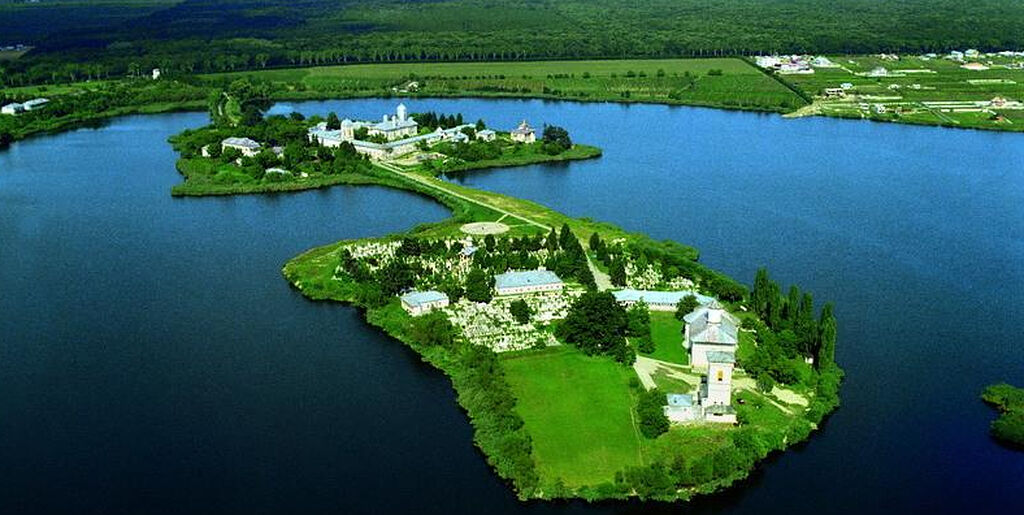 Γεροντικό Ρουμάνων πατέρων. «Έργο του μοναχού είναι νηστεία και προσευχή»