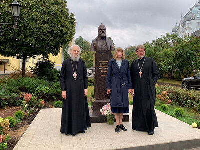 Памятник Патриарху Тихону установили на территории храма Вознесения Господня у Никитских Ворот