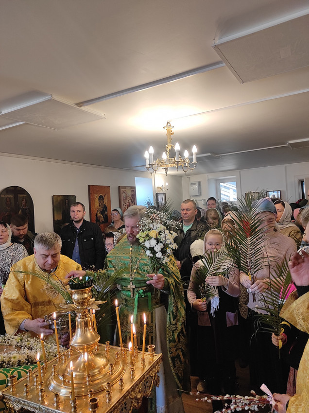 Вербное воскресенье. Служба в крипте храма.