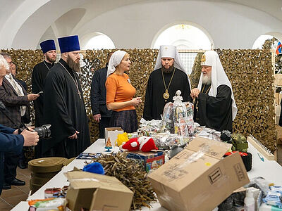Святейший Патриарх Кирилл посетил центральный офис добровольческого движения «Москва своих не бросает»