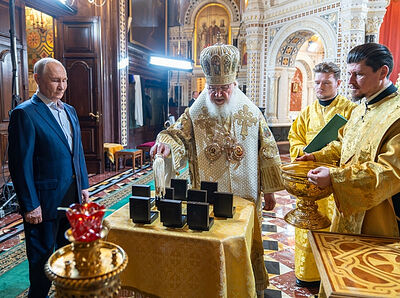 По просьбе Президента России Владимира Путина Святейший Патриарх Кирилл освятил нательные кресты для военнослужащих, принимающих участие в СВО