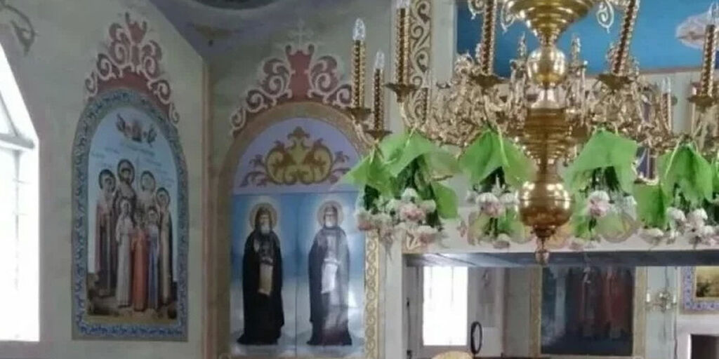 Στην Περιφέρεια Βολίν οι αρχές ανάγκασαν τον ιερέα της Ουκρανικής Ορθόδοξης Εκκλησίας να βγάλει την εικόνα της Τσαρικής οικογένειας από το Ναό