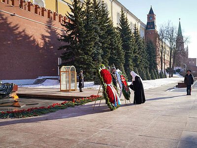 В День защитника Отечества Святейший Патриарх Кирилл возложил венок к могиле Неизвестного солдата у стен Московского Кремля