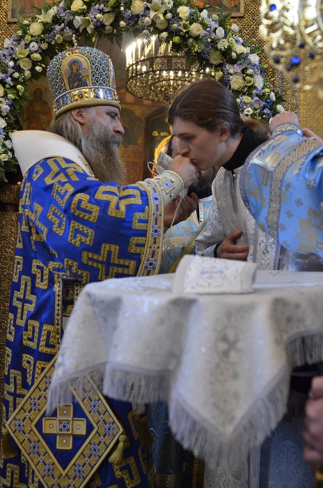 Архиепископ Феогност вручает рукоположенному им иеродиакону Никите поручи