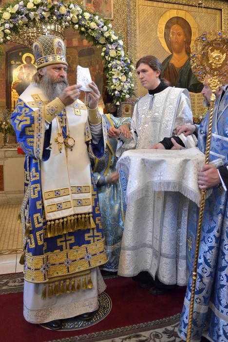 Архиепископ Феогност вручает рукоположенному им иеродиакону Никите поручи