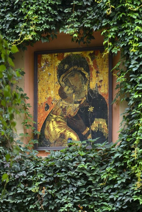 Владимирская икона Божией Матери на улице