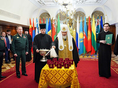 Святейший Патриарх Кирилл освятил нательные кресты для военнослужащих Росгвардии — участников специальной военной операции