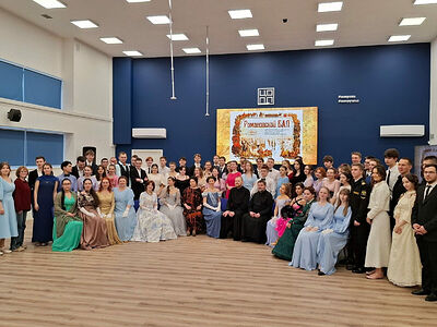 В Мурманске прошел традиционный Романовский бал, посвященный Всемирному дню православной молодежи