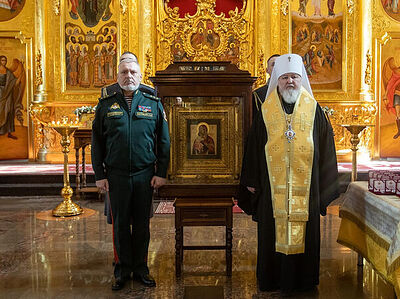 Митрополит Ставропольский Кирилл освятил нательные крестики для участников СВО и передал для главного храма Росгвардии Феодоровскую икону Божией Матери
