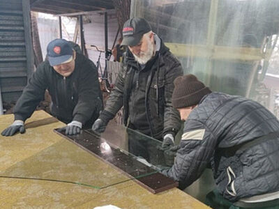 В Богоявленском соборе Горловки начали выдавать оконные стекла пострадавшим мирным жителям