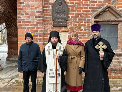 В канун 100-летия блаженной кончины Патриарха Тихона на Крутицком подворье в Москве освятили мемориальную доску в память о святителе