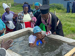 30+ baptized at Kenyan church on Holy Saturday (+VIDEO)