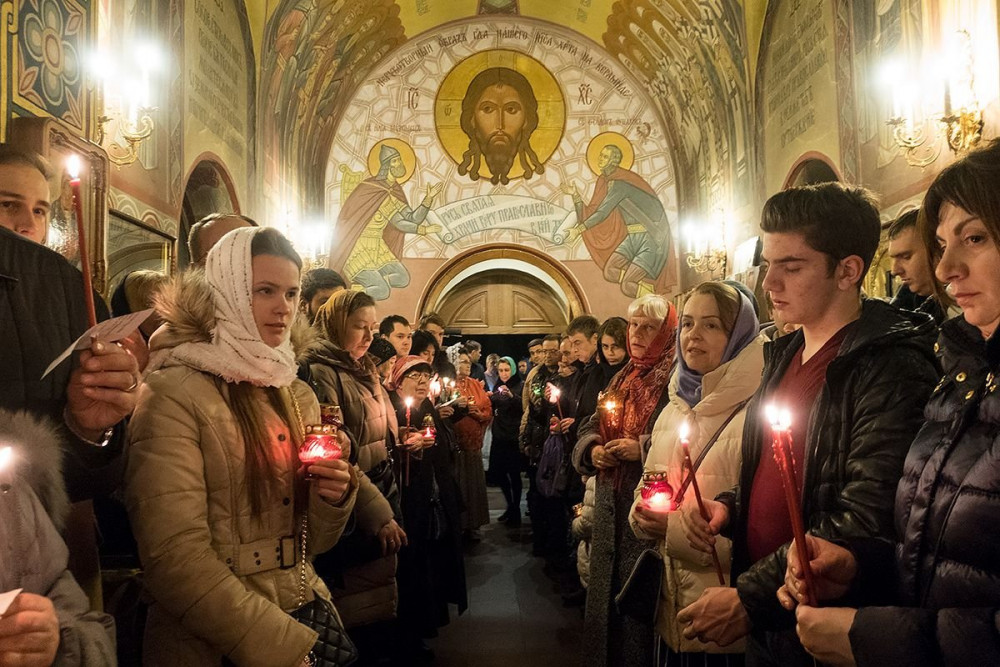 Перед пасхальным крестным ходом