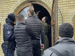 Schismatics, police, and mayor seize Ukrainian Church in Cherkasy (+VIDEO)