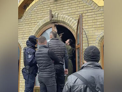 Рейдеры «ПЦУ» совместно с представителями властей захватили Андреевский храм в Черкассах