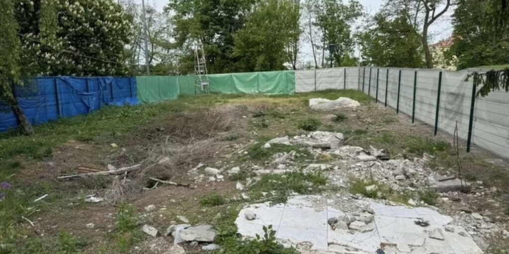 «Μετά από ένα χρόνο»: Πρόβαλαν στο διαδίκτυο πώς οι αρχές του Κιέβου «ευπρέπισαν» το χώρο όπου προηγουμένως βρισκόταν ο Ναός της «Δεκάτης» της Ουκρανικής Ορθόδοξης Εκκλησίας