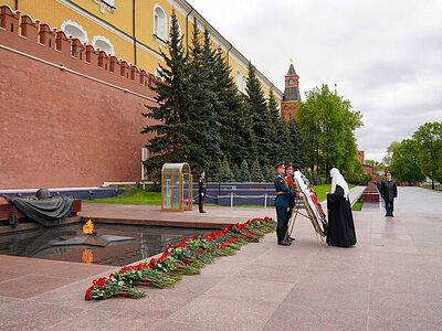 В канун 80-летия Победы Святейший Патриарх Кирилл возложил венок к могиле Неизвестного солдата у Кремлевской стены