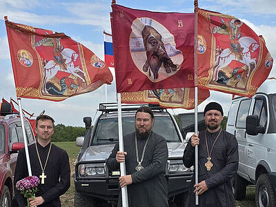 Крым: автопробег со стягами и панихида на Кургане Славы на День Победы