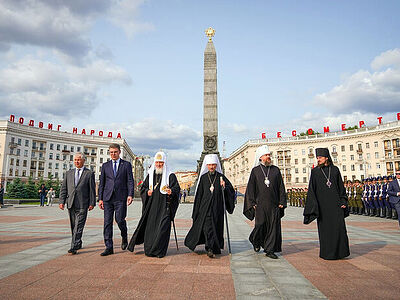 Предстоятель Русской Церкви принял участие в церемонии возложения венка к Монументу Победы в Минске