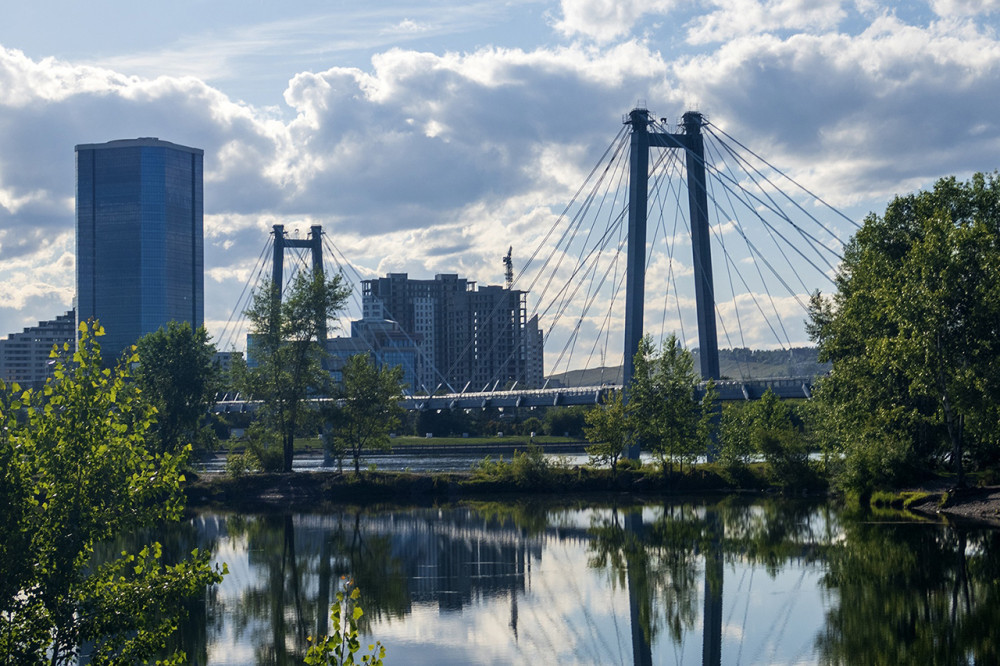 Центр Красноярска. Виноградовский мост, вид с острова Татышев