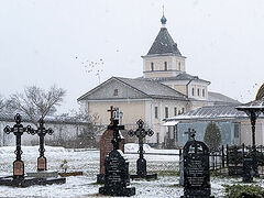 Между могил