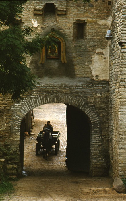 Ворота Псково-Печерского монастыря