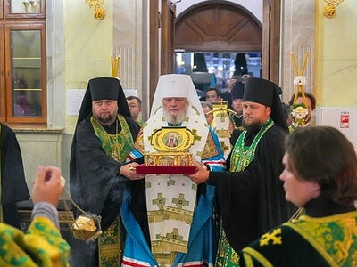 Состоялось принесение ковчега с мощами святителя Тихона в Курскую митрополию