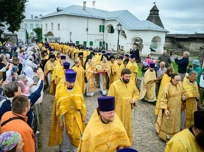 Состоялось принесение мощей святителя Тихона, Патриарха Всероссийского, в Псковскую епархию