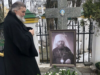 На могилке митрополита Иоанна (Вендланда)