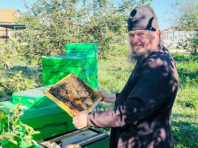 Как священник пчел спасал