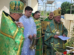 New cross blessed and installed at Russian church in Paris suburbs
