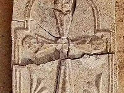 В ОАЭ на острове обнаружен 1400-летний крест среди руин раннего монастыря