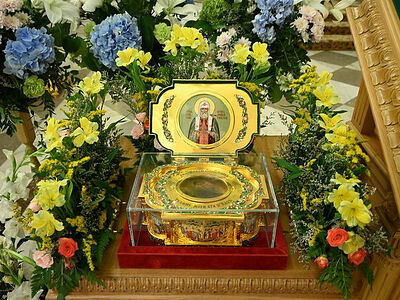 Верующие Приморской митрополии поклонились мощам святителя Тихона, Патриарха Московского и всея России