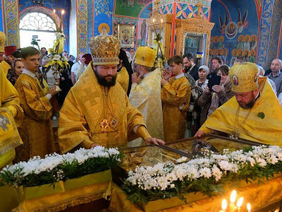 Епископ Бердянский и Приморский Петр вместе с духовенством епархии встретил привезенные святыни