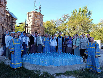 В храмах Донецкой епархии продолжается работа по обеспечению нуждающихся бутилированной питьевой водой