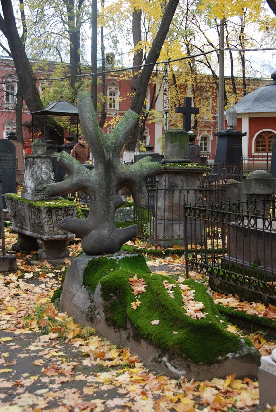 Надгробный крест в форме обрубленного дерева