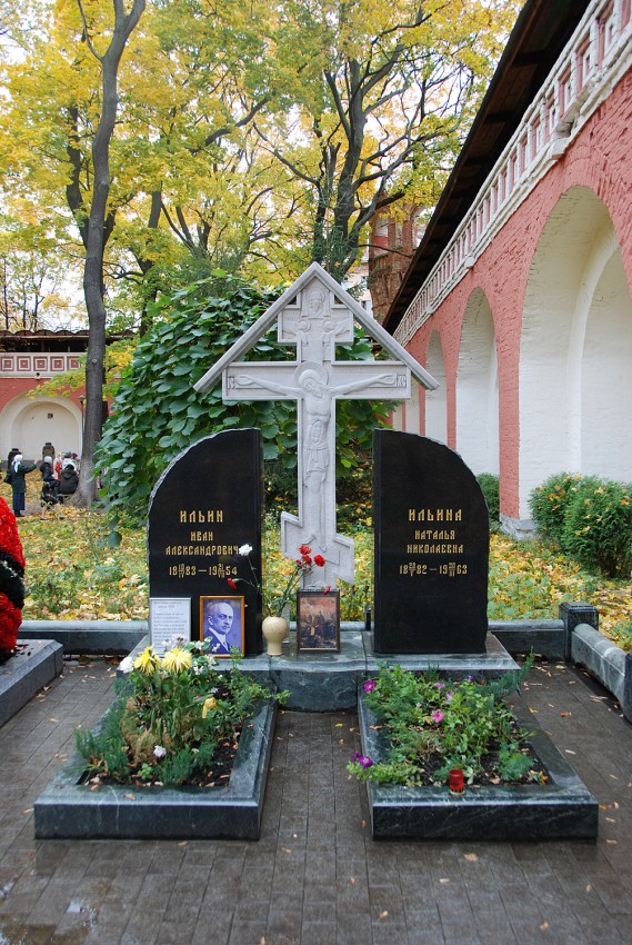 Могила философа Ивана Ильина (1883-1954) и его супруги Натальи (1882-1963)