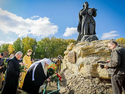 Председатель Синодального отдела по взаимодействию с Вооруженными силами и правоохранительными органами освятил памятник Александру Суворову в Михайловске Ставропольского края