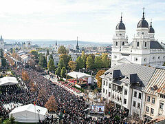 Over 30,000 faithful, bishops of 4 Local Churches at Liturgy for St. Parascheva (+VIDEOS)