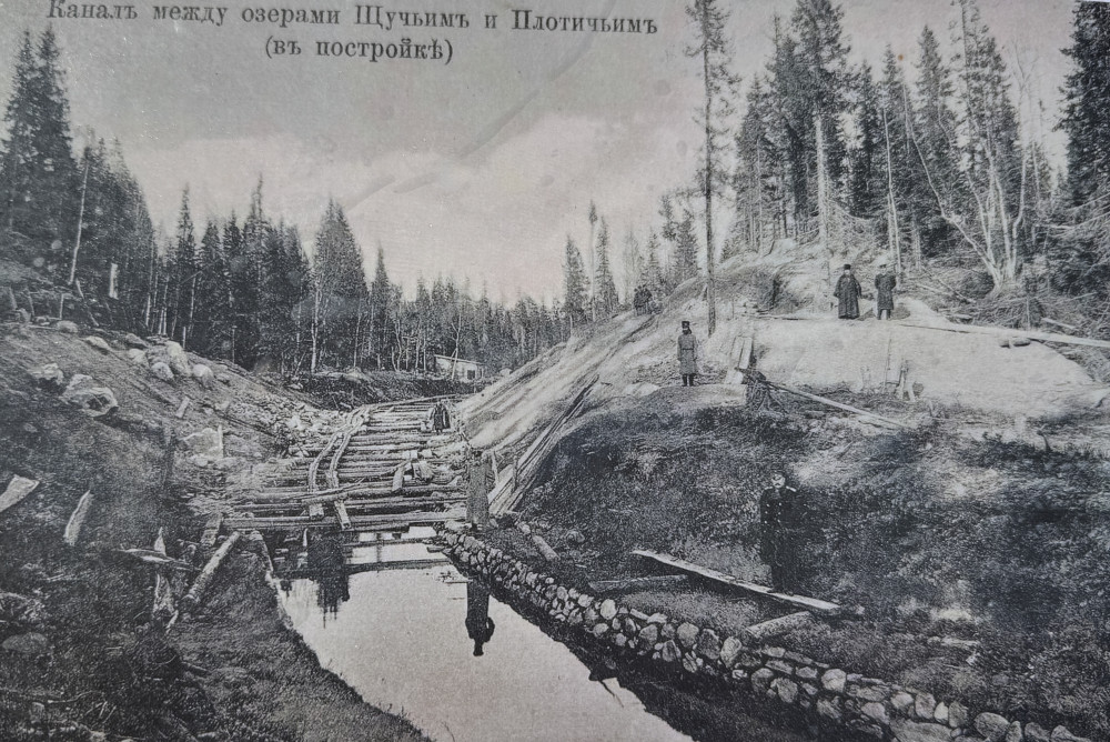 Historical photos of the canal construction