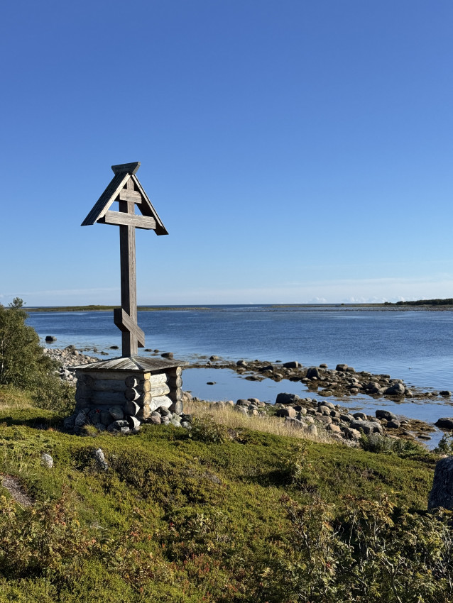 As everywhere on Solovki, one is greeted by the Cross