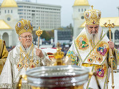 Patriarchs Daniel and Bartholomew consecrate mosaics of the world’s largest Orthodox church in Bucharest